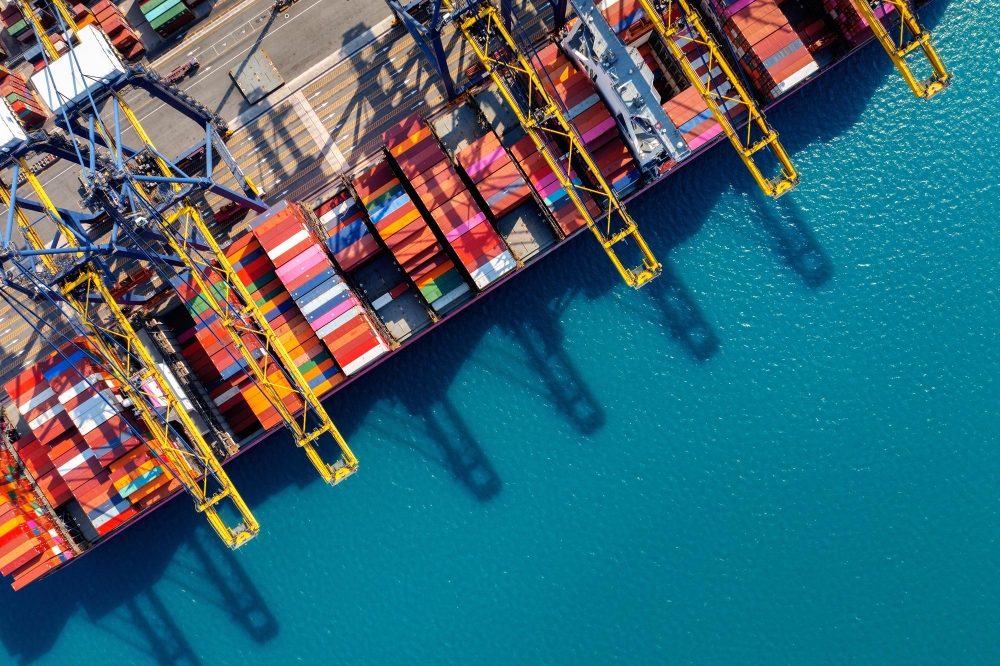 Vista aérea de porto com containers e operação logística internacional relacionada aos Incoterms